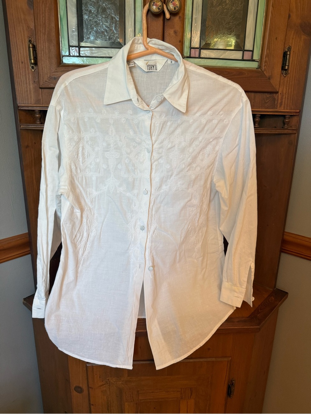 Ishyu vintage Hong Kong embroidered scroll detail white button-up blouse. 4